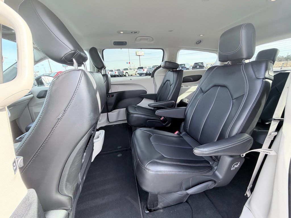 Used 2024 Chrysler Pacifica Touring-L FWD image 24