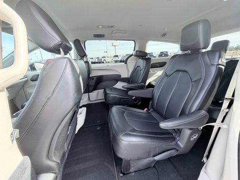 Used 2024 Chrysler Pacifica Touring-L image 24