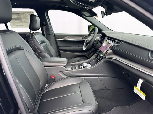 New 2025 Jeep Grand Cherokee Limited image 15