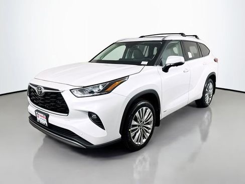 New 2026 Toyota Highlander Platinum image 2