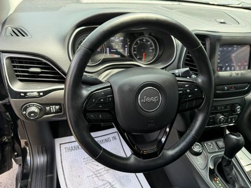 Used 2019 Jeep Cherokee Latitude Plus AWD/4WD image 22
