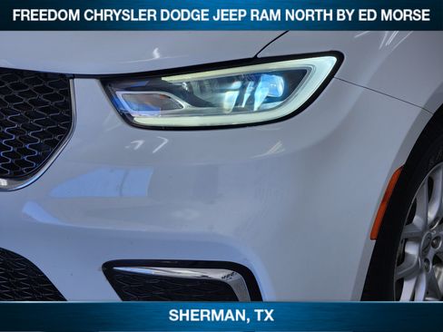 Used 2023 Chrysler Pacifica Touring-L FWD image 5