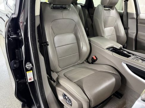 Used 2020 Jaguar F-PACE R-Sport image 27