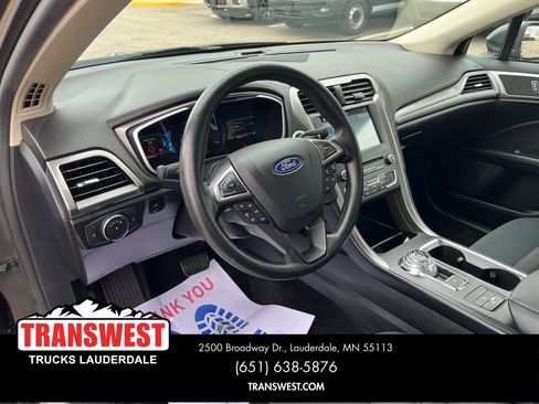 Used 2018 Ford Fusion SE image 4