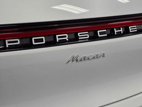 Certified 2025 Porsche Macan image 30