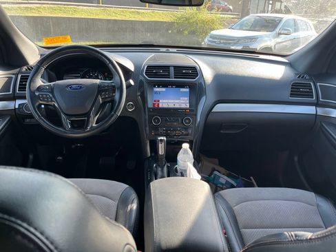 Used 2017 Ford Explorer XLT w/ Equipment Group 202A AWD/4WD image 23
