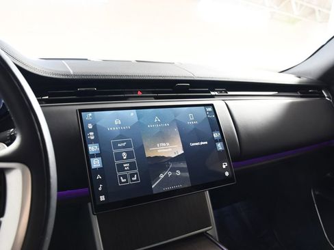 Certified 2025 Land Rover Range Rover SE image 31