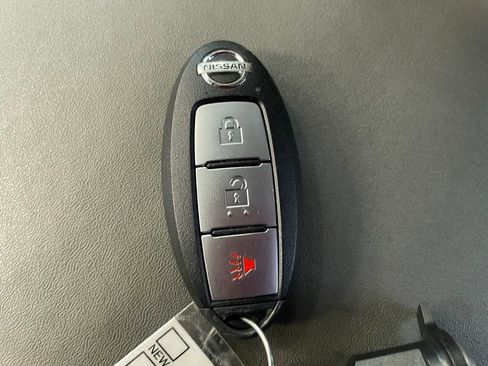 Certified 2020 Nissan Frontier SV w/ Midnight Edition Floor Mats image 16