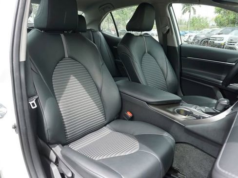 Used 2022 Toyota Camry SE w/ Convenience Package image 2