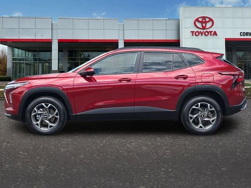 Used 2025 Chevrolet Trax LT FWD image 7