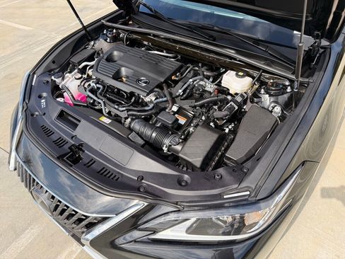 Certified 2025 Lexus ES 300h w/ Premium Package image 6