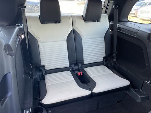 Used 2024 Land Rover Discovery Dynamic SE image 33