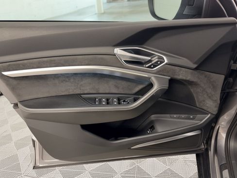 Used 2019 Audi e-tron Prestige w/ Prestige Package AWD/4WD image 14