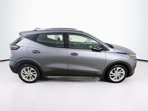 Used 2022 Chevrolet Bolt EUV LT w/ Comfort Package FWD image 4