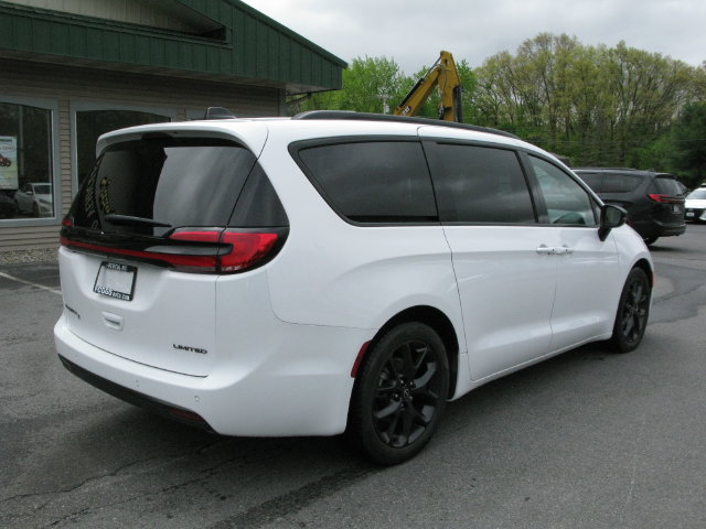 Used 2025 Chrysler Pacifica Limited FWD image 4