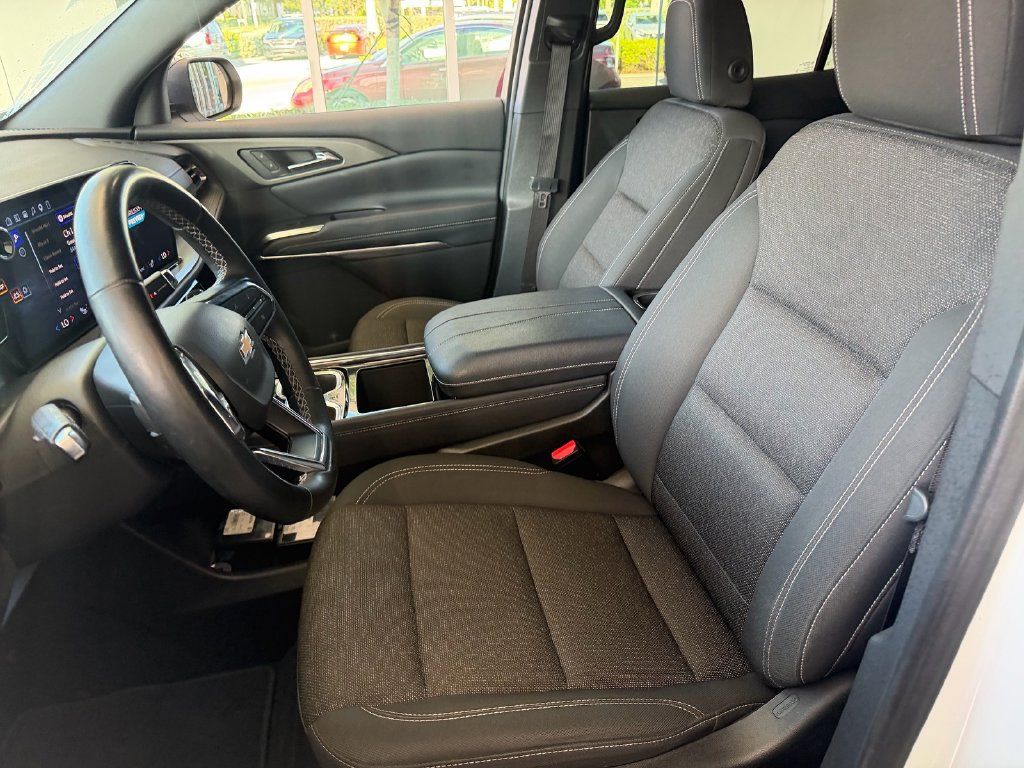 Used 2025 Chevrolet Traverse LT FWD image 10