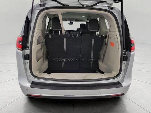 Used 2024 Chrysler Pacifica Touring-L image 15