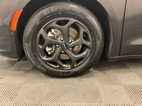 Used 2024 Chrysler Pacifica Premium image 15