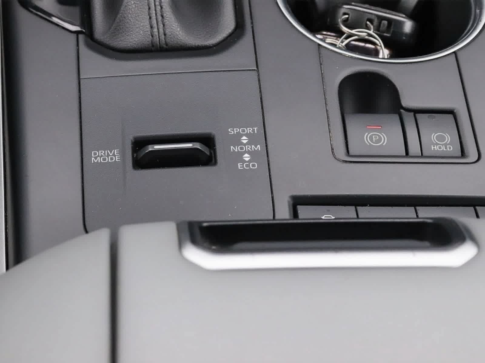 Used 2021 Toyota Highlander XLE AWD/4WD image 25