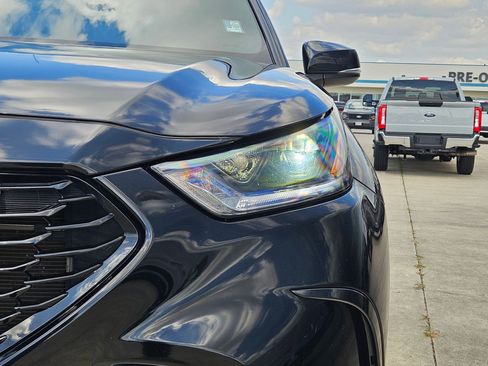 Used 2021 Toyota Highlander XSE FWD image 10