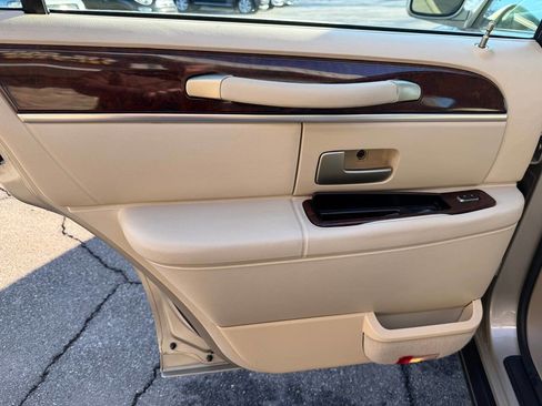 Used 2006 Lincoln Town Car Signature image 12