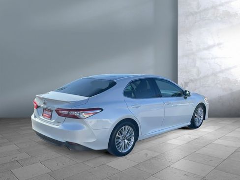 Used 2018 Toyota Camry XLE image 6