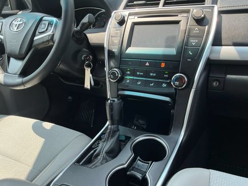 Used 2017 Toyota Camry SE w/ Moonroof Package FWD image 12