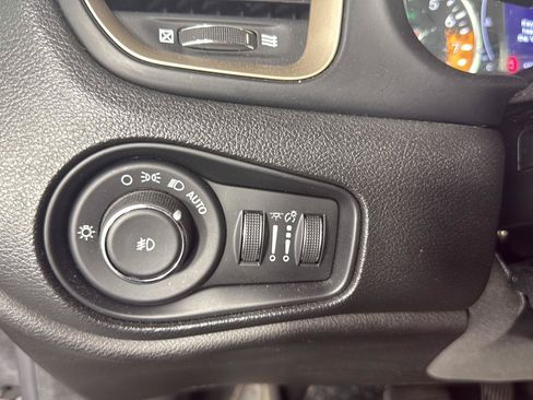 Used 2017 Jeep Renegade Latitude w/ Cold Weather Group AWD/4WD image 12