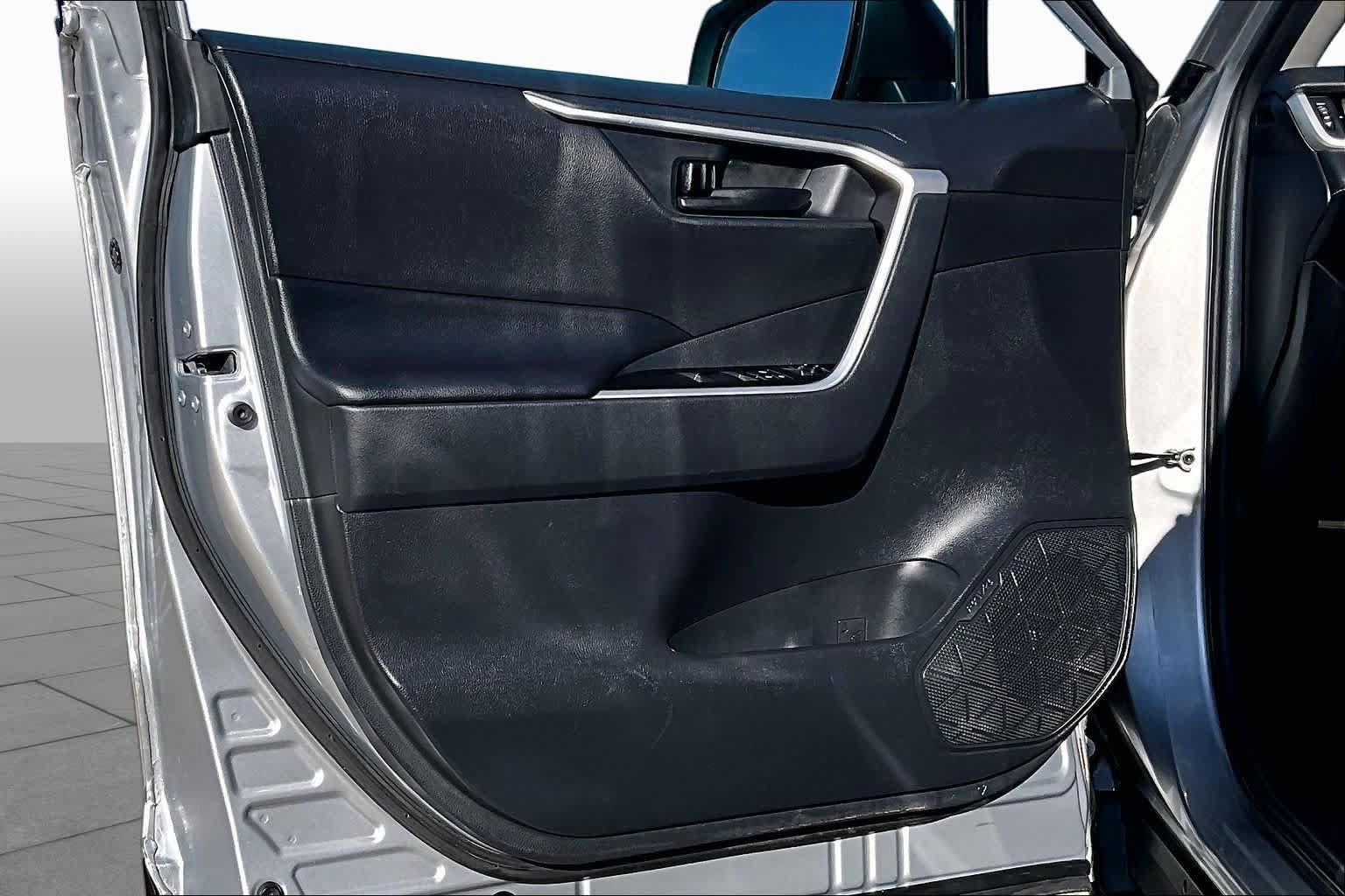 Used 2019 Toyota RAV4 LE FWD image 19