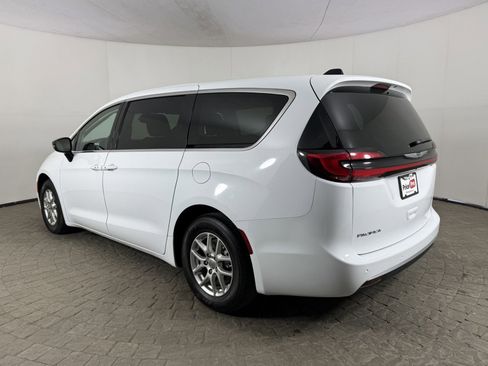 Used 2024 Chrysler Pacifica Touring-L FWD image 5