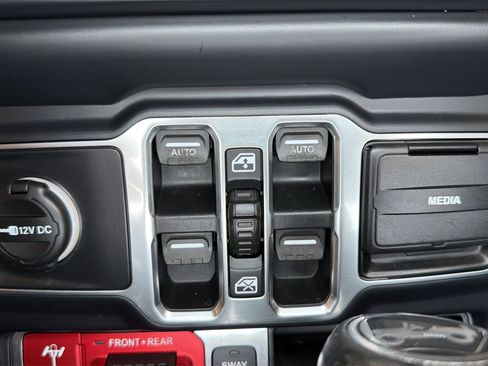 Used 2018 Jeep Wrangler Unlimited Rubicon AWD/4WD image 18