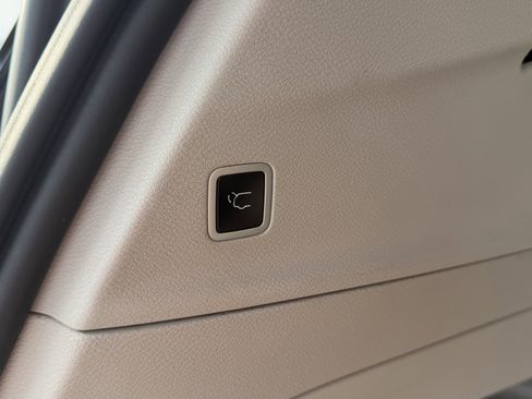 Used 2024 Chrysler Pacifica Touring-L image 37