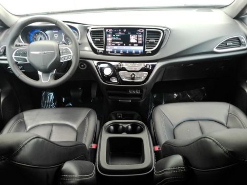 Used 2025 Chrysler Pacifica Select image 3
