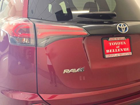 Used 2018 Toyota RAV4 SE AWD/4WD image 7