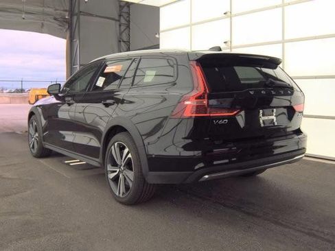 Used 2025 Volvo V60 B5 Cross Country Plus image 4