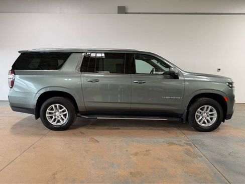 Used 2024 Chevrolet Suburban LT w/ Luxury Package AWD/4WD image 6
