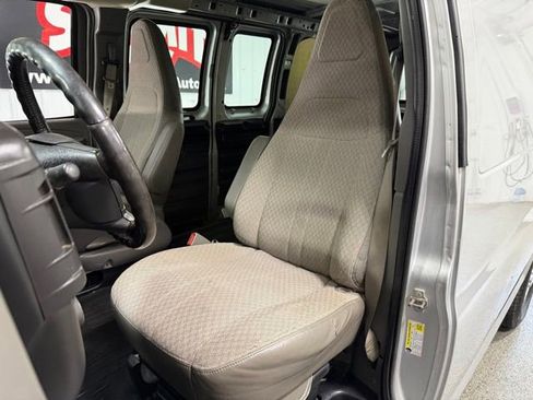Used 2017 Chevrolet Express 2500 RWD image 18