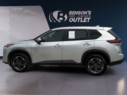 Used 2024 Nissan Rogue SV FWD image 2