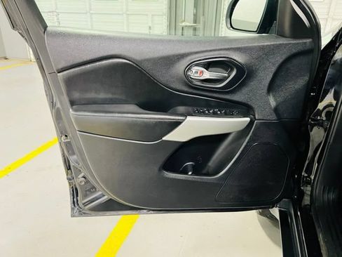 Used 2019 Jeep Cherokee Latitude AWD/4WD image 22