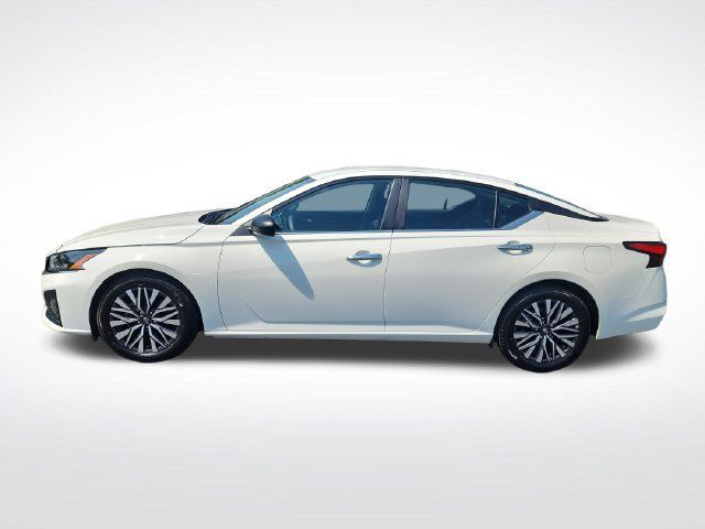 Used 2025 Nissan Altima 2.5 SV FWD image 2