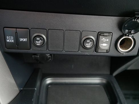 Used 2018 Toyota RAV4 XLE AWD/4WD image 29