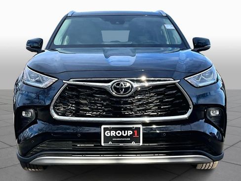 Used 2025 Toyota Highlander Platinum image 4