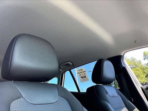 Used 2025 Chevrolet Trax LT FWD image 27