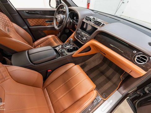 Used 2021 Bentley Bentayga AWD/4WD image 2