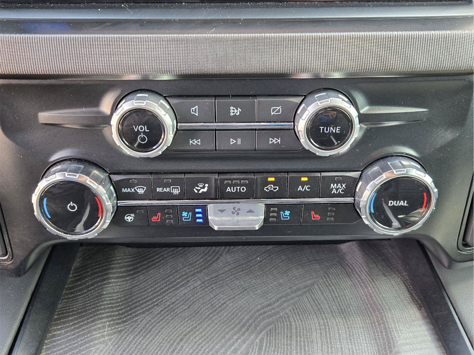 Used 2024 Ford F250 Platinum w/ FX4 Off-Road Package AWD/4WD image 18