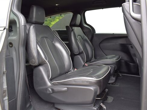 Used 2020 Chrysler Pacifica Limited w/ S Appearance Package FWD image 34