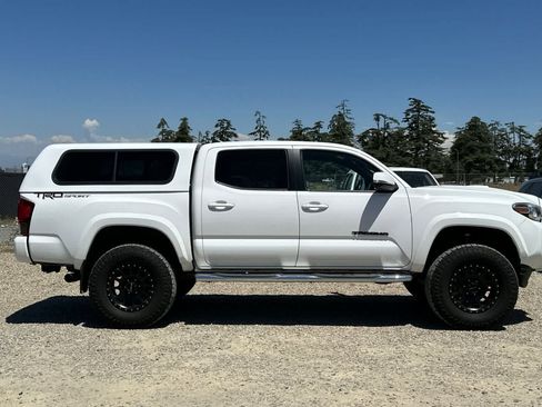 Used 2018 Toyota Tacoma TRD Sport w/ Technology Package RWD image 9