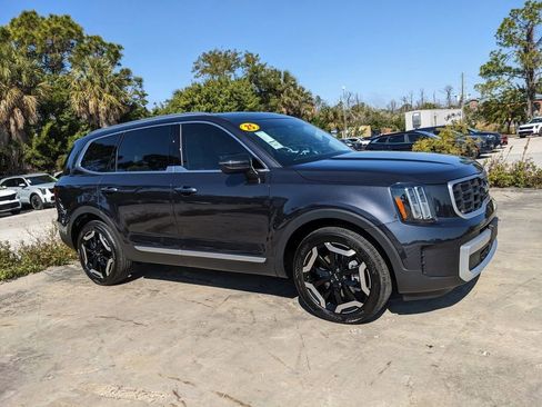 Certified 2025 Kia Telluride S image 2