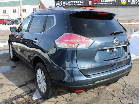 Used 2016 Nissan Rogue SV image 3