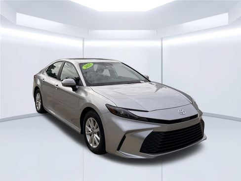 Used 2025 Toyota Camry LE FWD image 3